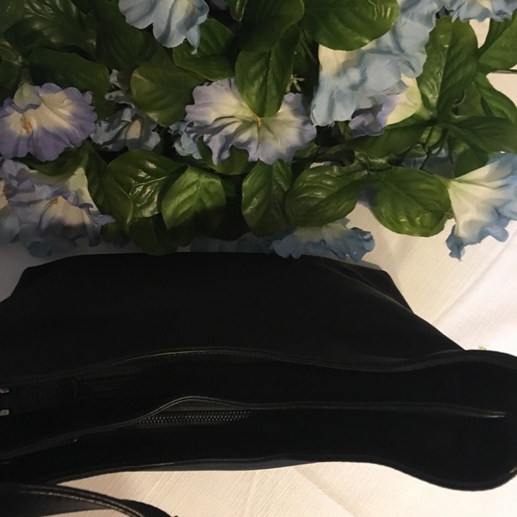 Lovely GUCCI Handbag - Picture 2 of 6